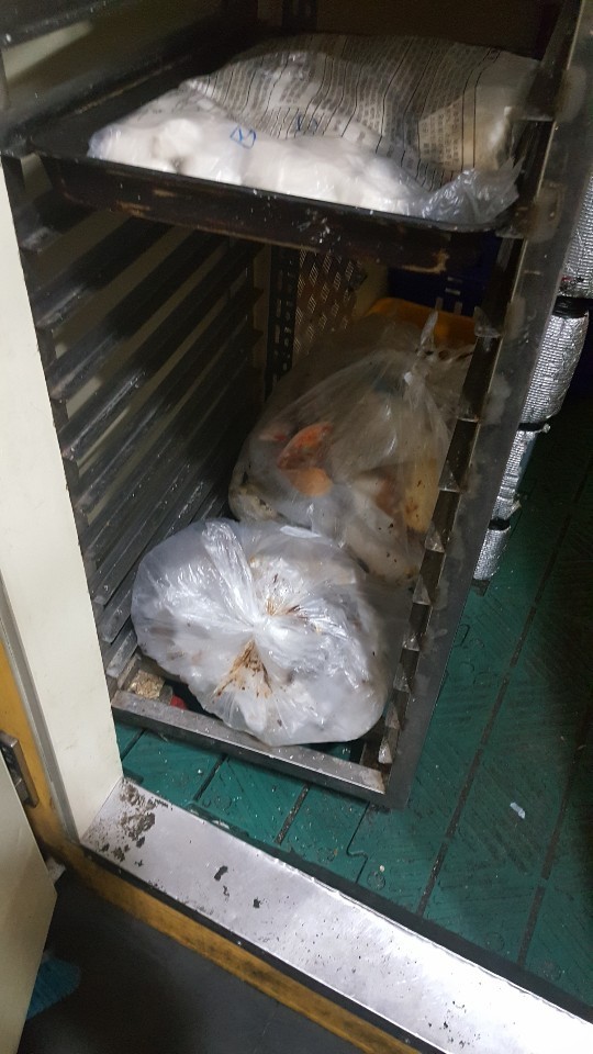 [사진=위생문제 단속 사례. 한 지하철 매장 냉장고 안. 쓰레기와 빵 봉투가 함께 보관되고 있는 모습. 제공=서울교통공사 서비스안전지원사업소]