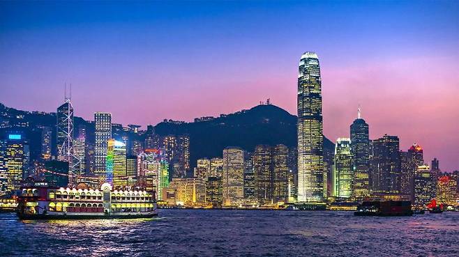 이번 설명절 연휴에는 가깝고 안전하게 자유여행을 즐길 수 있어 많은 여행객들에게 사랑받는 홍콩의 눈부신 야경을 보러 떠나보자(사진=웹투어 제공)