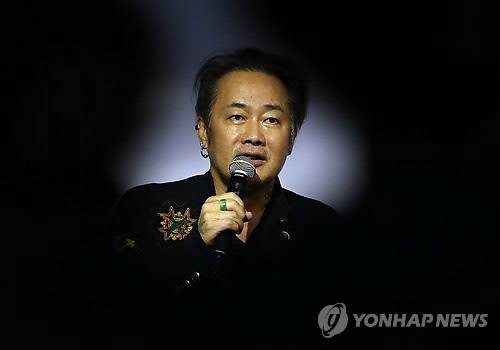 프랑스 그랑팔레 전시 무산 사실을 공개한 사진작가 김중만 [연합뉴스 자료사진]