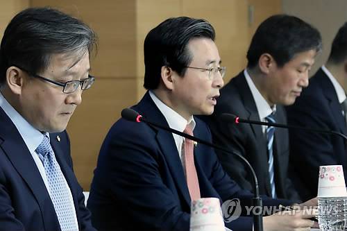 가상화폐거래소 조사결과 발표하는 김용범 금융위 부위원장 (서울=연합뉴스) 김승두 기자 = 김용범 금융위원회 부위원장(가운데)이 23일 오전 서울 세종로 정부서울청사에서 가상화폐 거래소에 대한 현장 조사결과를 발표하고 있다. 2018.1.23     kimsdoo@yna.co.kr