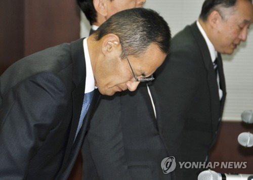 일본서 만능세포 논문 날조 '파문'…사죄하는 야마나카 교수 (교토 교도=연합뉴스) 일본 교토(京都)대가 22일 이 대학 iPS세포연구소의 야마미즈 고헤이(山水康平·36) 조교가 작년 2월 발표한 iPS세포 관련 논문에서 데이터 날조·조작이 있었다고 밝혔다. 사진은 같은 날 교토에서 열린 기자회견에서 사죄하는 야마나카 신야(山中伸彌) iPS세포연구소 소장. 2018.1.23      bkkim@yna.co.kr