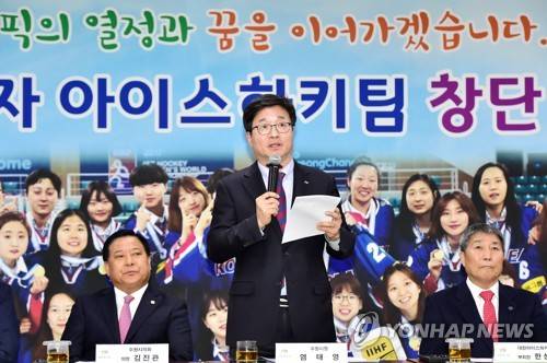 수원시  "여자아이스하키실업팀 창단한다" (수원=연합뉴스) 경기 수원시는 23일 시청 중회의실에서 기자회견을 열어 국내 첫 여자아이스하키 실업팀을 올 하반기에 창단한다고 밝혔다. 염태영 수원시장이 창단 배경을 설명하고 있다. [수원시 제공=연합뉴스]     hedgehog@yna.co.kr