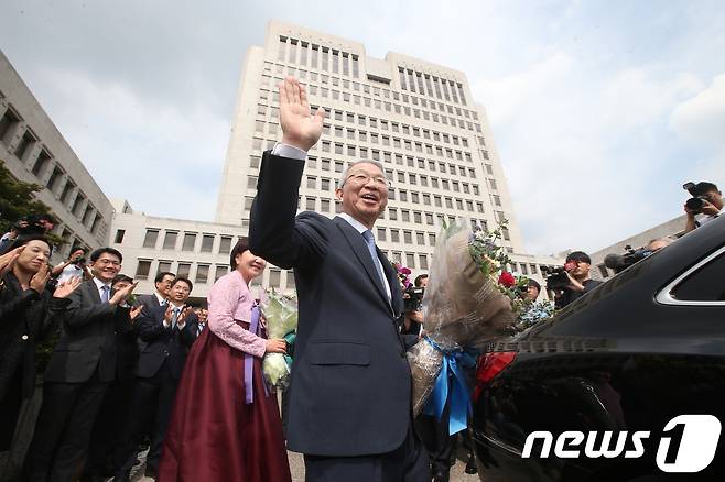 양승태 대법원장이 22일 오후 서울 서초구 대법원에서 열린 자신의 퇴임식을 마친 후 직원들에게 손을 흔들고 있다.  2017.9.22/뉴스1 © News1 신웅수 기자