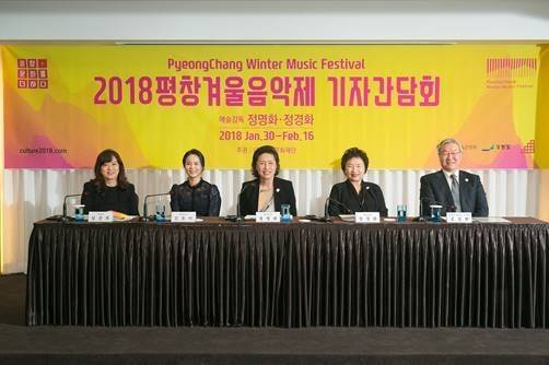 (왼쪽부터)임준희 작곡가, 김유미 발레리나, 정명화 예술감독, 정경화 예술감독, 김성환 강원문화재단 이사장. [사진=커뮤니크]