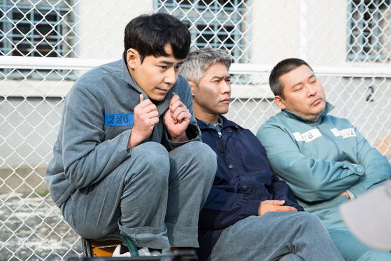 교도소 배경의 드라마 ‘슬기로운 감빵생활’은 캐릭터에 꼭 맞는 배우들의 호연이 돋보였다. 왼쪽부터 해롱이 유한양 역을 맡은 이규형, 문래동 카이스트의 박호산, 장기수 김민철로 변신한 최무성. [사진 tvN]