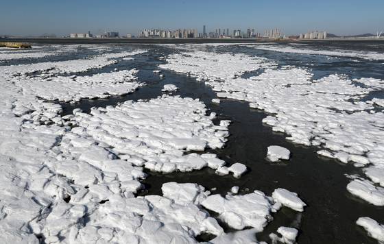 오이도 바다 전망대에서 보는 해안풍경. 마치 얼음 사이로 바다물이 흐르는 듯하다.최승식 기자