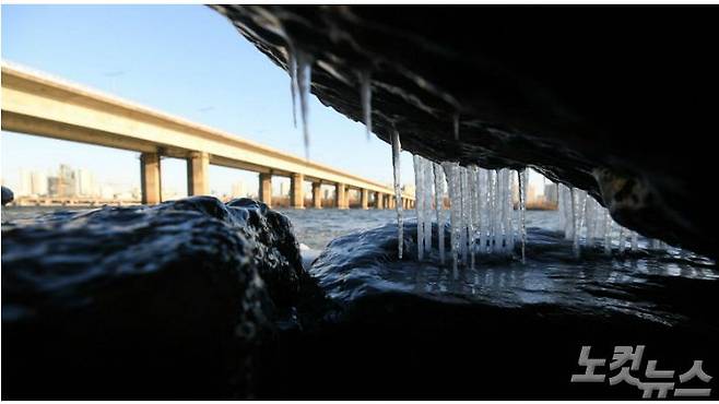 올겨울 가장 추운 날씨를 보인 24일 오전 서울 여의도 인근 한강에 고드름이 매달려 있다. (사진=이한형 기자)