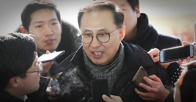 이명박 전 대통령의 조카인 이동형 다스 부사장이 24일 오전 불법 자금 조성 혐의를 받는 피의자 신분으로 조사받기 위해 서울동부지검으로 들어서고 있다. 2018.1.24 연합뉴스