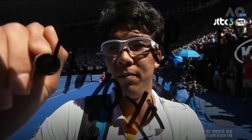 정현이 호주오픈 4강에 오른 뒤 카메라 렌즈에 적은 '충 온 파이어!'. [jtbc3 방송 캡처]