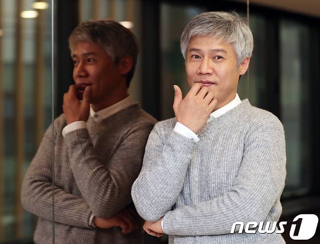 드라마 '슬기로운 감빵생활'에 출연하고 있는 배우 박호산이 18일 오후 서울 중구 뉴스1 본사에서 인터뷰 하기에 앞서 포즈를 취하고 있다. 2018.1.18/뉴스1 © News1 이재명 기자