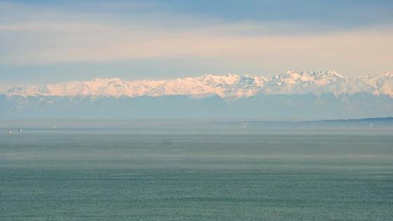 흑해 뒤로 우뚝 솟은 코카서스 산맥. 흑해에서 카스피해까지 쭉 뻗어있다.