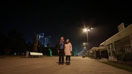 바투미 해변 공원에서 우리 둘. 해변 공원이 잘 조성되어 있어 밤에도 걷기 좋다.