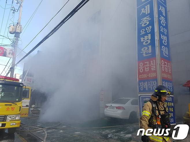 26일 오전 7시 32분쯤 경남 밀양시 가곡동 세종병원에서 화재가 발생해 소방대원들이 화재를 진압하고 있다. 2018.1.26/뉴스1 © News1 강대한 기자