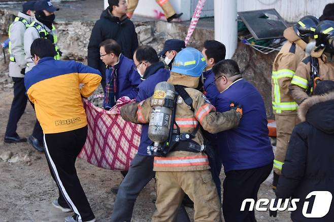 26일 오전 화재가 발생한 경남 밀양시 가곡동 세종요양병원에서 소방대원과 경찰이 시신을 수습하고 있다. (경남도민일보 제공) 2018.1.26/뉴스1