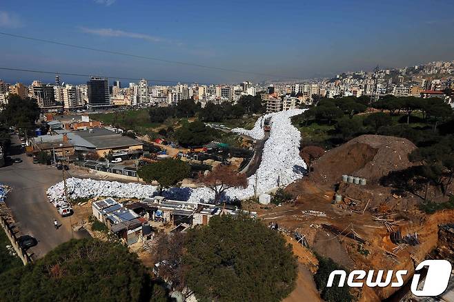 지난 2016년 2월25일 베이루트 북쪽 교외. 흰 쓰레기 봉지들이 줄지어 서 있다. © AFP=뉴스1