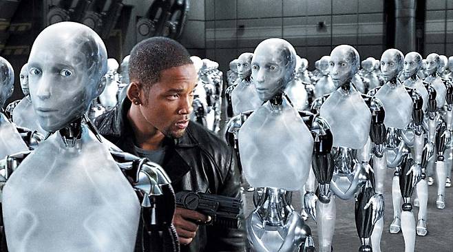 지능을 가진 로봇과 인간의 경계를 어디서 그어야 할까 - 영화 아이로봇(I, Robot, 2004), 네이버 영화 제공