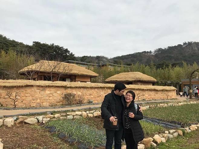 지난해 어머니와 한 컷. 경남 김해 봉하마을로 신년맞이 여행을 떠났다.