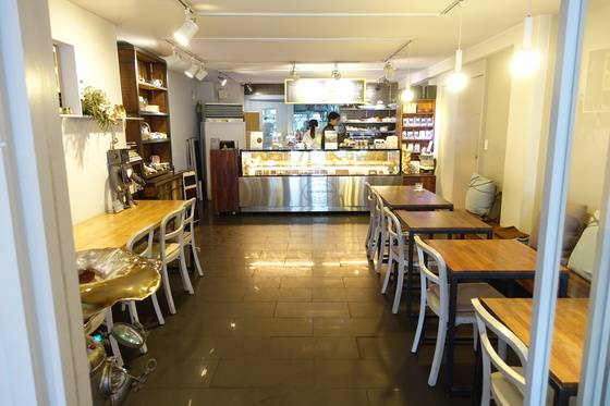 카카오봄 홍대점의 내부. 보기엔 여느 커피숍과 다르지 않다.