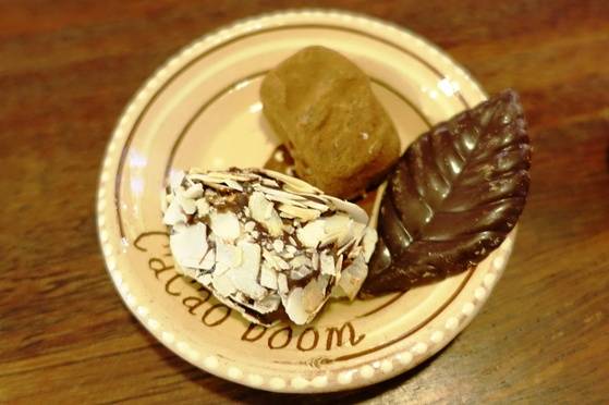 크림 트뤼플, 코코넛 트뤼플, 핫초콜릿 리프(왼쪽부터 시계방향). 리프는 초코 음료를 진하게 먹고 싶거나 집에서 만들어 먹고 싶은 사람을 위해 판매하는 나뭇잎 모양으로 만든 초콜릿 조각이다.