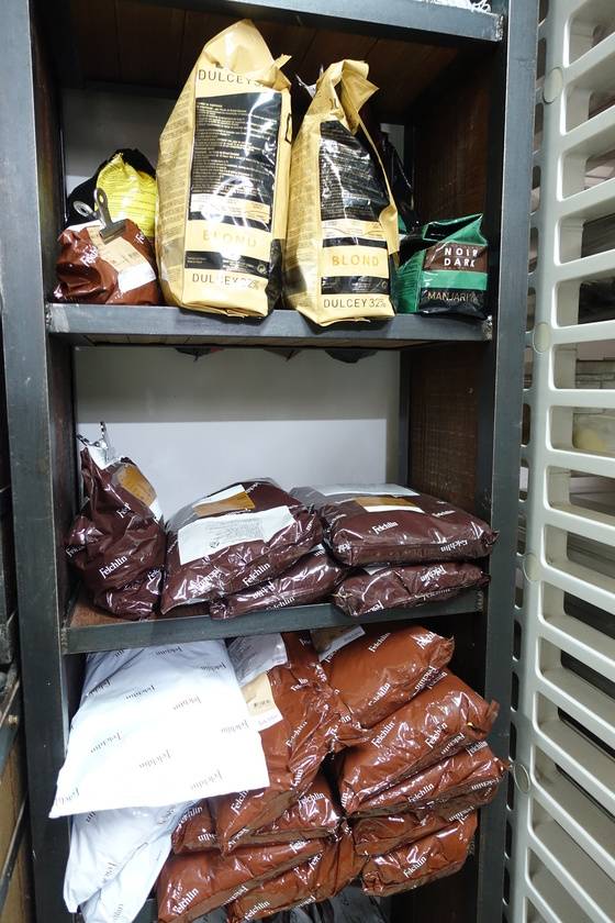 커버추어 초콜릿 분말들. 포장의 색이 다르듯 내용물도 품종, 생산지, 재배 방식, 원두와 성분 배합 함량 등이 다르다.