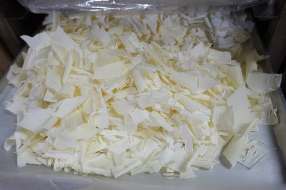 커버추어 초콜릿을 녹여서 맛을 조율하는 재료를 섞어 1차 가공한 화이트 초콜릿.