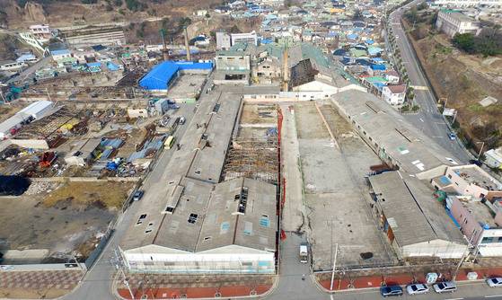 서산동 옆 마을인 온금동 전경. 조선내화 목포공장과 대형 굴뚝 등 근대 문화자산이 남아있다. 프리랜서 장정필