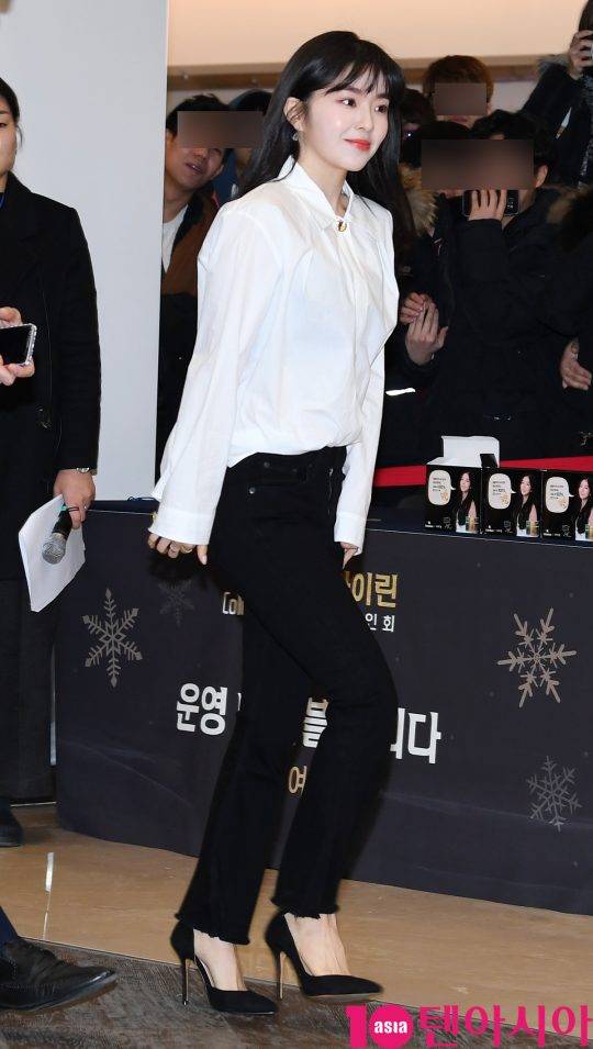 그룹 레드벨벳 멤버 아이린이 27일 오후 서울 강남구 삼성동 스타필드 코엑스에서 열린 한 식품회사 팬사인회에 참석하고 있다.