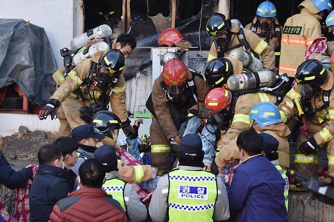 ? 26일 오전 대형 화재 참사가 일어난 경남 밀양시 가곡동 세종병원에서 소방대원들과 경찰관들이 사상자들을 수습하고 있다. 경남도민일보 제공