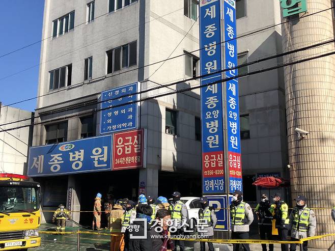 경남 밀양 세종병원에 지난 26일 큰 불이 나 소방당국이 구조 작업을 벌이고 있다.｜백경열 기자 merci@kyunghyang.com