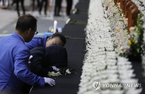 밀양 화재, 견디기 힘든 슬픔 (밀양=연합뉴스) 류효림 기자 = 27일 오전 경남 밀양시 삼문동 밀양문화체육회관에 마련된 밀양 세종병원 화재 희생자 합동분향소에서 한 유가족이 목놓아 울고 있다. 2018.1.27      ryousanta@yna.co.kr