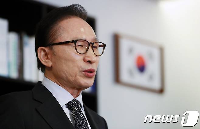 이명박 전 대통령이 17일 오후 서울 강남구 삼성동 사무실에서 검찰의 국정원 특수활동비 의혹 수사 등과 관련한 입장을 발표하고 있다.2018.1.17/뉴스1 © News1 임세영 기자