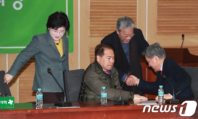 유성엽 국민의당 의원이 26일 오전 서울 여의도 국회 의원회관에서 열린 민주평화당 창당추진위원회 정례회의에 참석해 이상돈 의원과 악수를 나누고 있다. 2018.1.26/뉴스1 © News1 이동원 기자