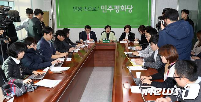 조배숙 민주평화당 창당추진위원장이 28일 서울 여의도 국회의원회관에서 열린 기자간담회에서 발언하고 있다. 2018.1.28/뉴스1 © News1 안은나 기자