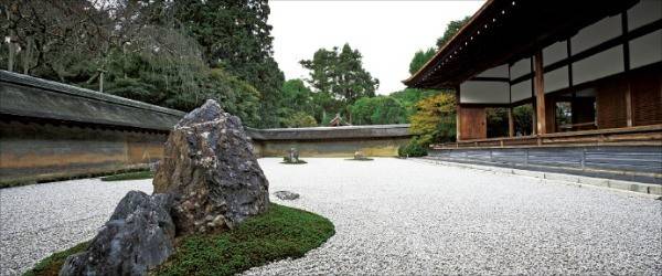 돌 정원으로 유명한 료안지