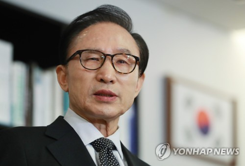 검찰 수사 반발하는 이명박 전 대통령 (서울=연합뉴스) 한종찬 기자 = 이명박 전 대통령이 지난 오후 강남구 삼성동 사무실에서 검찰의 특수활동비 수사와 관련한 입장을 발표하고 있다. 2018.1.17  saba@yna.co.kr  (끝)