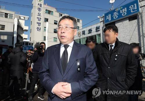 밀양 화재 현장 찾은 제천참사 유가족 (밀양=연합뉴스) 김동민 기자 = 세종병원 화재 참사 사흘째인 28일 오전 제천 스포츠센터 화재 참사 유가족대책위원회 류건덕 대표가 경남 밀양 세종병원을 방문, 사고 현장을 둘러 본 후 침통한 표정으로 현장을 나서고 있다. 2018.1.28