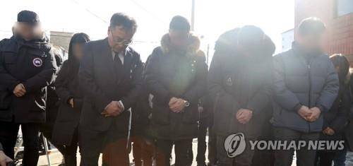 고인을 추모하며 (밀양=연합뉴스) 김동민 기자 = 세종병원 화재 참사 사흘째인 28일 오전 제천 스포츠센터 화재 참사 유가족대책위원회 류건덕 대표(앞줄 맨 왼쪽)등 유가족들이 경남 밀양 세종병원을 방문해 묵념하고 있다. 2018.1.28