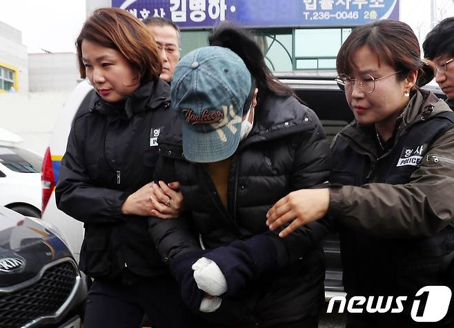 광주 아파트 화재로 아이 3명을 숨지게 한 혐의를 받고 있는 친모 A씨(22·여)가 2일 오후 영장실질심사를 받기 위해 광주지방법원에 들어서고 있다.2018.1.2/뉴스1 © News1 남성진 기자