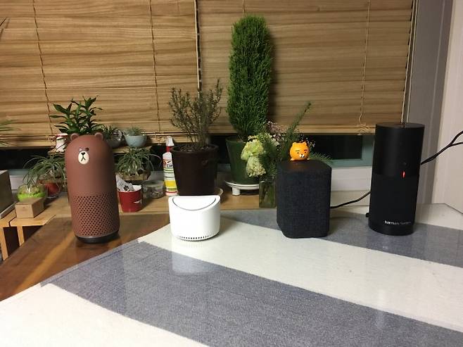 왼쪽부터 네이버 라인 프렌즈 스피커, SKT NUGU 미니, 카카오 미니, KT 기가지니 LTE - 오가희 기자 solea@donga.com 제공