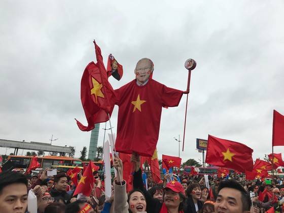 베트남 환영 인파가 28일 노이바이 국제공항에서 박항서 감독의 축구대표팀이 도착하기를 기다리고 있다.[연합뉴스]