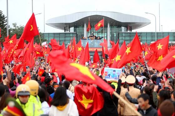 박항서 감독의 베트남 축구대표팀이 28일 베트남 국민의 대대적 환영 속에 2층 버스를 타고 하노이 시내에서 카퍼레이드를 하고 있다. [EPA=연합뉴스]