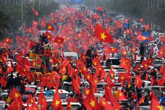박항서 감독의 베트남 축구대표팀이 28일 2층 버스를 타고 하노이 시내에서 카퍼레이드를 했다. 환영 인파가 퍼레이드 행렬을 뒤 따르고 있다. [AFP=연합뉴스]