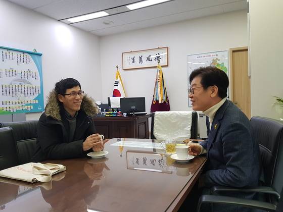 강연차 성남시청에 온 진중권 동양대 교수가 이재명 시장의 집무실을 찾아 담소를 나누고 있다. 권호 기자