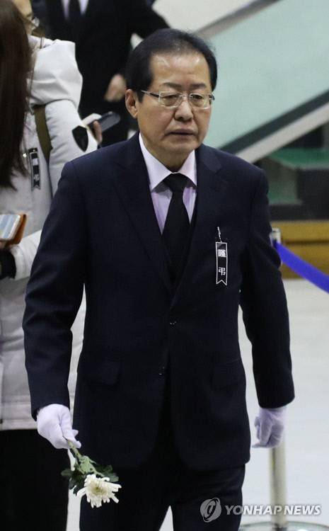 자유한국당 홍준표 대표가 27일 경남 밀양 삼문동 밀양문화체육회관에 마련된 밀양 세종병원 화재 희생자 합동분향소에 들어서고 있다. 연합뉴스