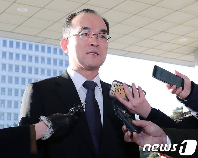 문무일 검찰총장이 30일 오전 서울 서초구 대검찰청으로 출근하며 취재진 질문에 답하고 있다. 2018.1.30/뉴스1 © News1 이재명 기자