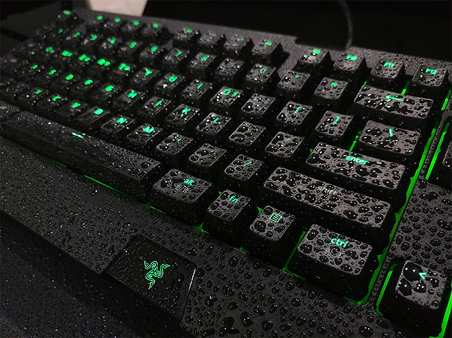 IP54의 방진/방수 등급을 갖춰 과자 부스러기나 음료를 흘려도 문제 없이 사용할 수 있다