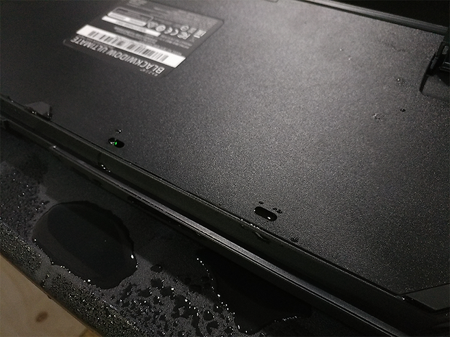 물을 쏟으면 하단에 있는 배수구 네 개로 흘러나온다