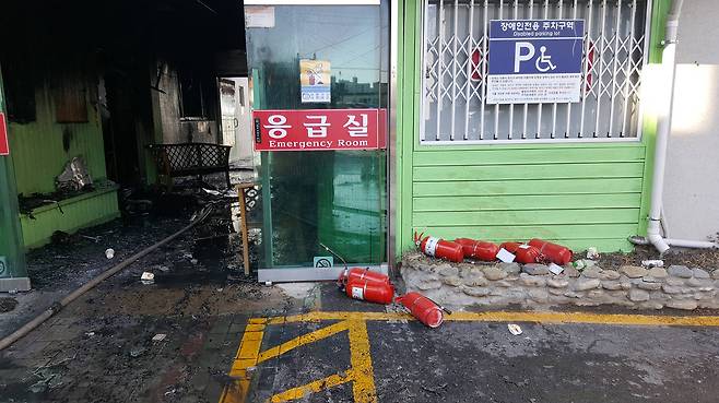 26일 화재가 난 경남 밀양 세종병원 응급실 앞에 쓰고 난 소화기가 놓여 있다. [연합뉴스]