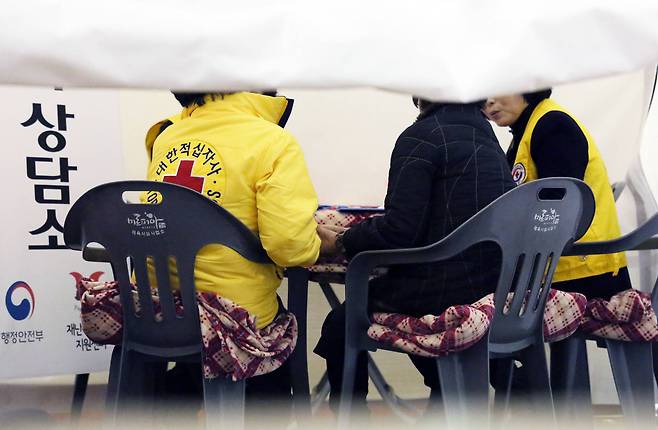 28일 밀양 문화체육회관 합동분향소에서 적십자 봉사원이 밀양 화재 유가족들을 대상으로 심리 지원 활동을 하고 있다. [연합뉴스]