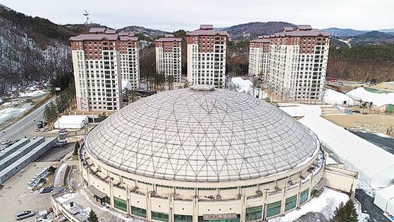 2018 평창 겨울올림픽 참가 선수단 숙소인 평창선수촌이 준공했다. 앞쪽에 보이는 용평돔은 선수단과 운영인력 식당 및 IOC 행사장 등으로 사용된다. [연합뉴스]